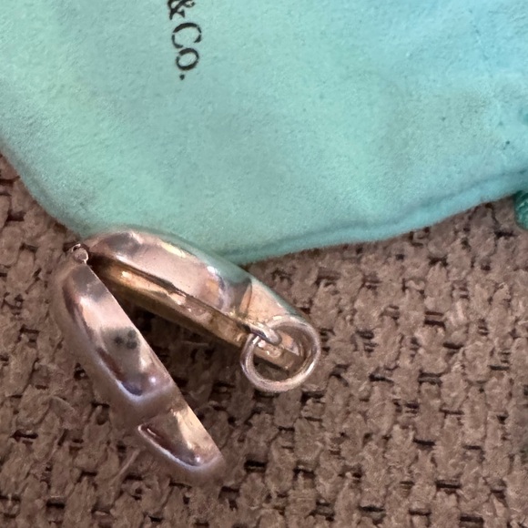 Tiffanyy & Co Heart Locket Pendant. Dust bag included. - Picture 8 of 9